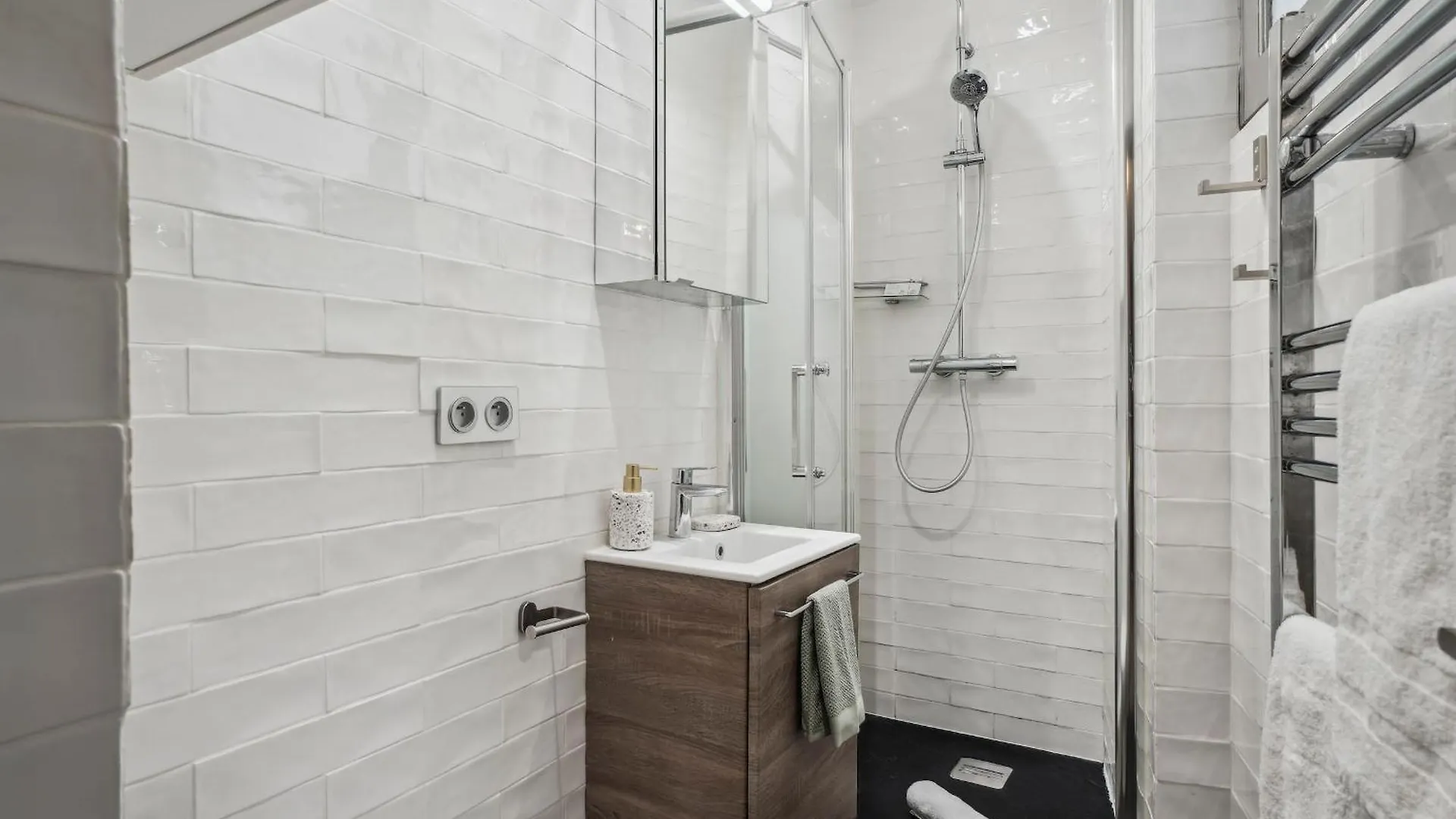 Eiffel Tower & Invalides - 1Br - Cityapartmentstay Paris Apartment